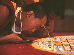 tibetanska munkar skapar mandala